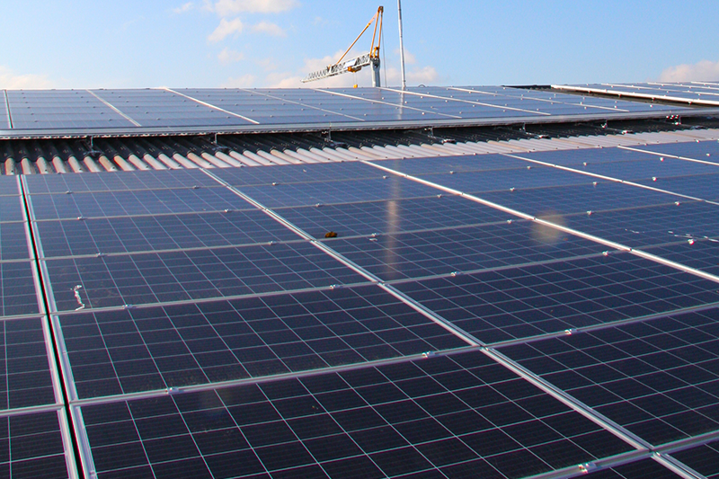 Photovoltaikanlage auf einem Dach 